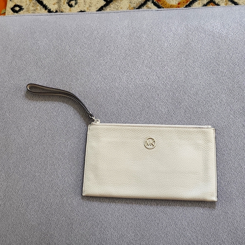 MICHAEL KORS ▪︎ Jet Set Pebbled Leather Clutch, gently used, Bone/Taupe color